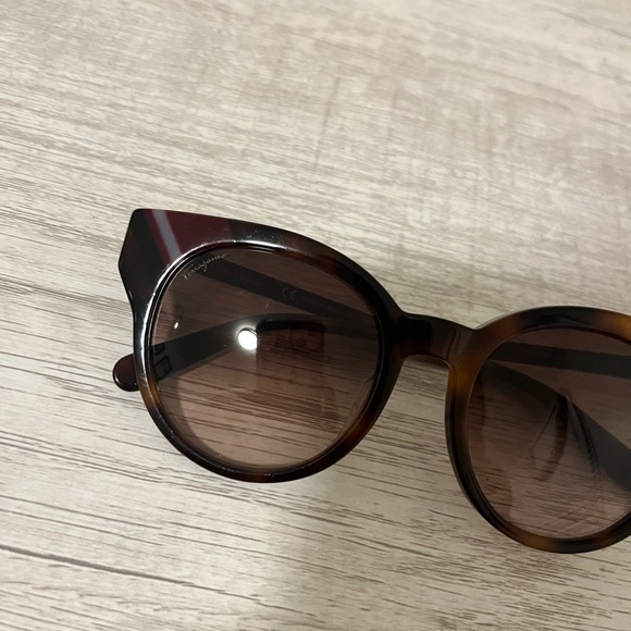 Salvatore Ferragamo Sunglasses - Picture 5 of 7